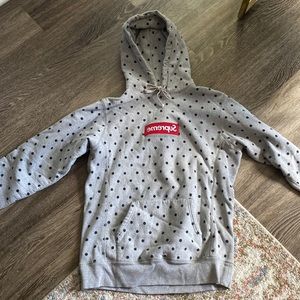 Polka dotted Supreme sweatshirt. Backward logo.
